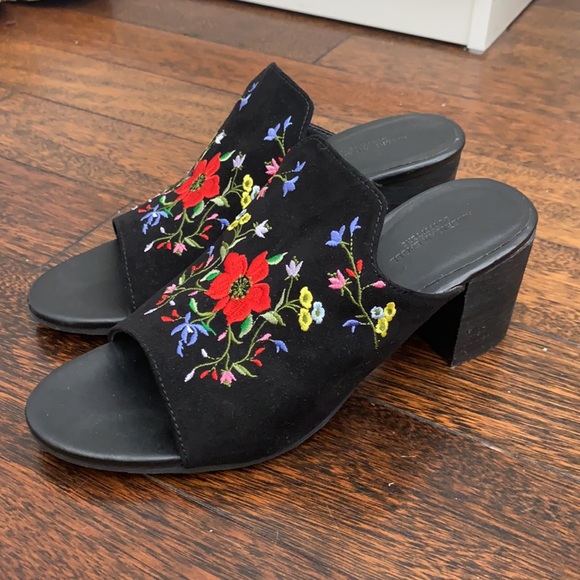 Black Floral Wedges - Picture 2 of 4